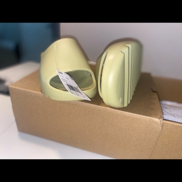 Yeezy Slides main image 4